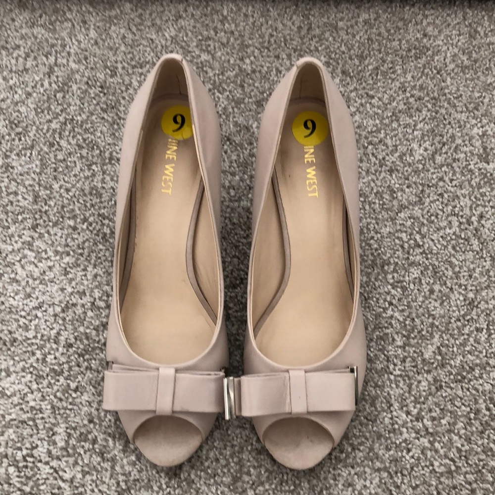 Nude Pumps